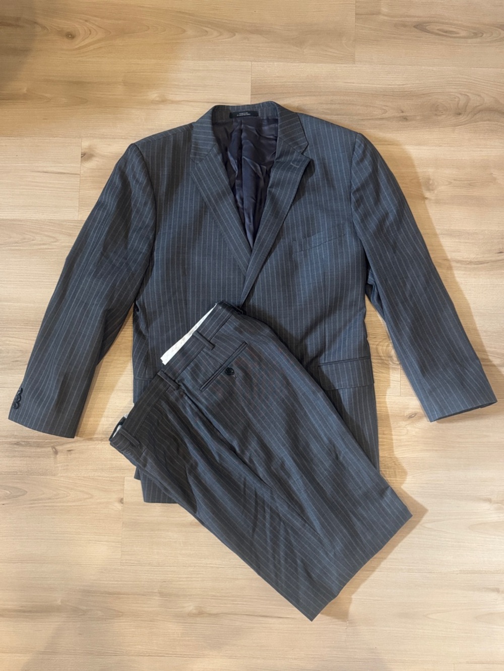 Ermenegildo Zegna Charcoal Pinstripe jacket 48R pant waist 42(36) Two-Piece Suit